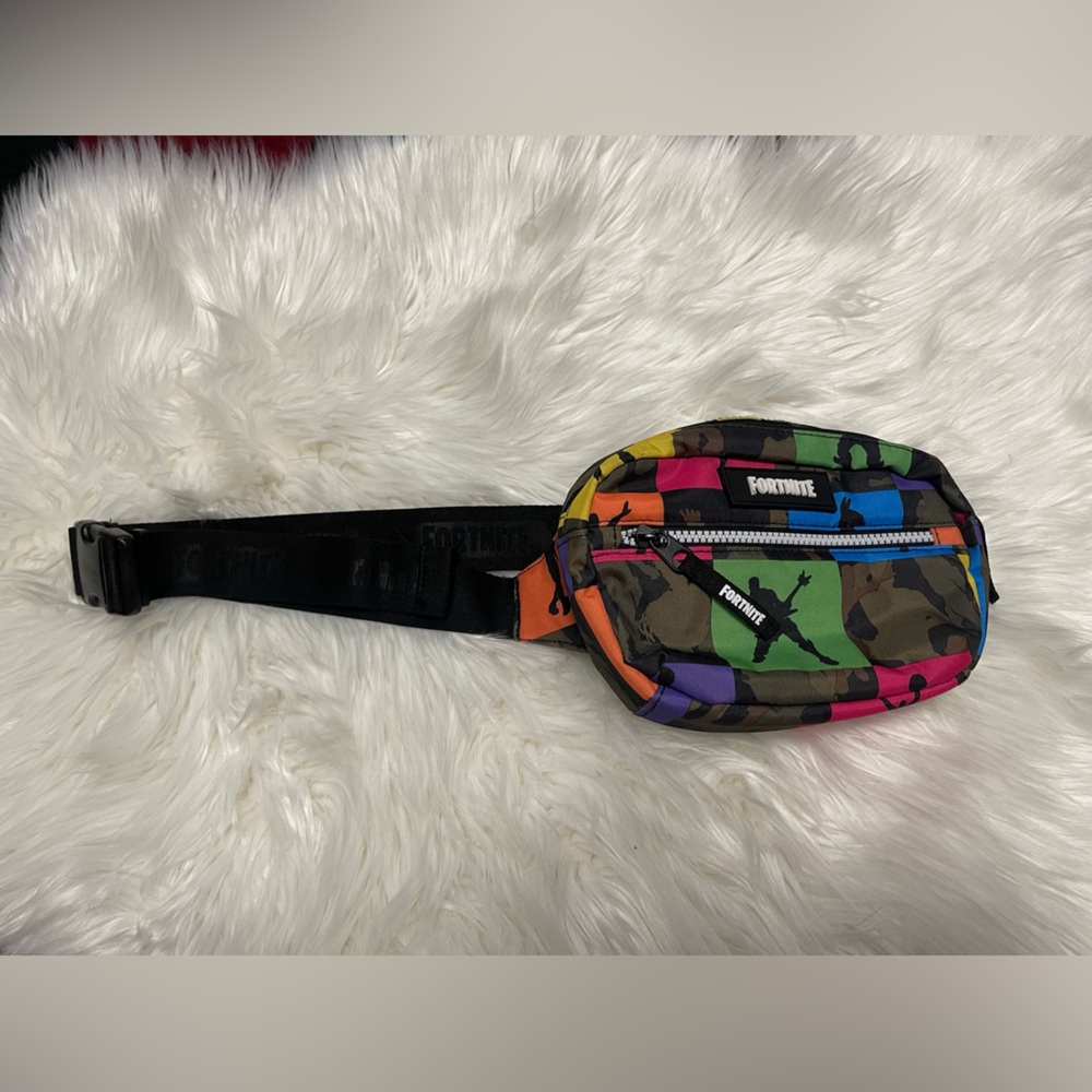 👻🎃CLEARANCE🎃👻 NWOT kids Fortnite beltbag